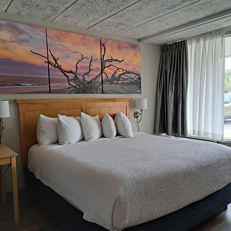 Days Inn & Suites By Wyndham Jekyll Island Exterior photo