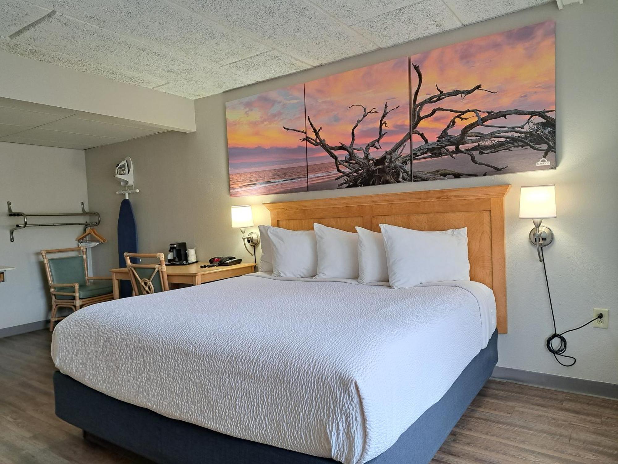 Days Inn & Suites By Wyndham Jekyll Island Exterior photo